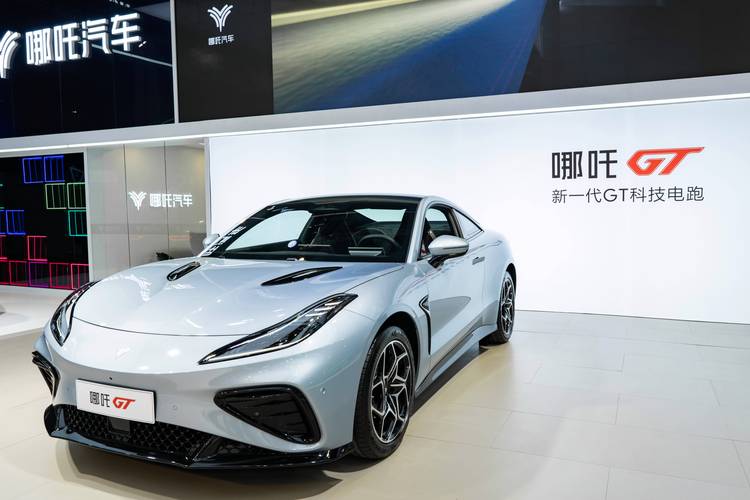 重庆149哪吒汽车在智能汽车领域的表现，领途汽车在新能源汽车市场中的影响力